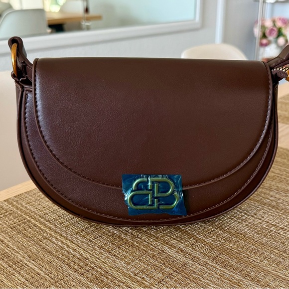 Elegant Brown Leather Crossbody Bag - Picture 1 of 8